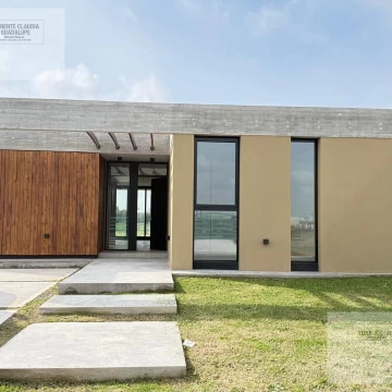 Casa en venta de 3 dorm   estudio en San Sebastian Area 7
