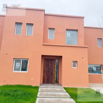 Casa en venta de 3 dorm+playroom en Santa Sofía