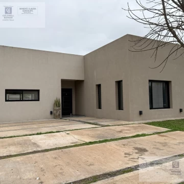 Casa en Venta o Alquiler de 3 dorm con pileta en San Ramón Pilar del Este