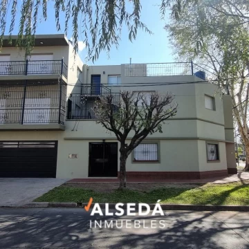Departamento de tres dormitorios, con balcón y terraza exclusiva .