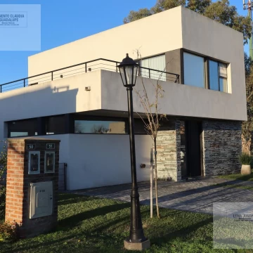 Casa en venta de 3 dorm con pileta en Santa Emilia Pilar del Este