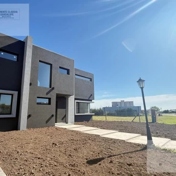 Casa en venta de 4 dorm San Sebastian Area 8 a la laguna