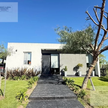 Casa en venta de 3 dorm  en Santa Elena Pilar del Este