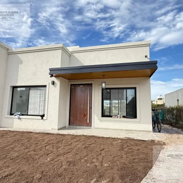 Casa en venta de 3 dorm en una planta en Santa Elena Pilar del Este