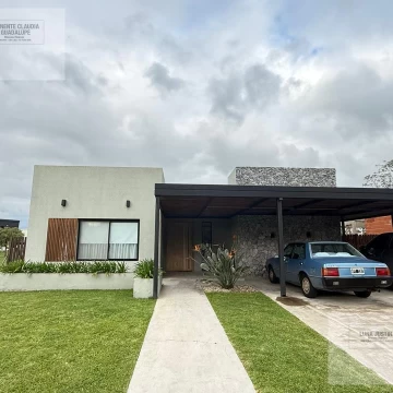 Casa en venta de 3 dorm   Estudio en Santa Lucia Pilar del Este