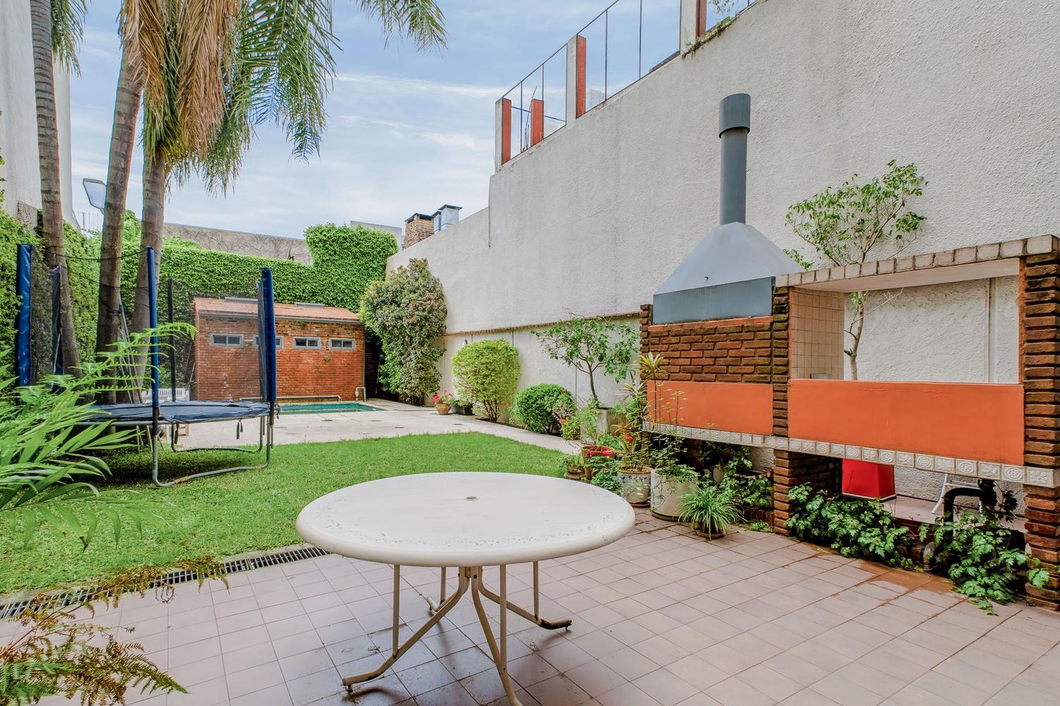 Jardín con parrilla y pileta