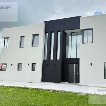 Casa en venta de 5 dorm    estudio en San Sebastian Area 5 Apto credito Primera Escritura
