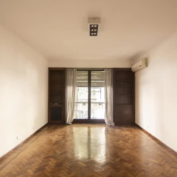 Amplio departamento en venta de 3 dormitorios con dependencia y baulera. Recoleta