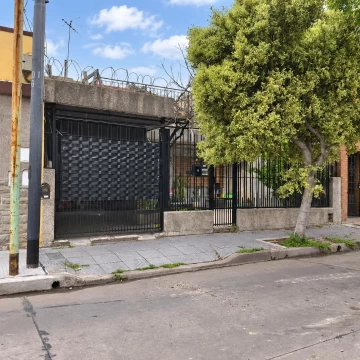 CASA CON COCHERA SEMICUBIERTA EN VILLA REAL