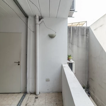Monoambiente con Balcon en Venta - Dividido como 2 ambientes - Moderno - Boedo