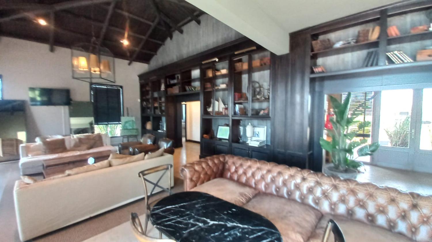 Interior del lugar de estar del Club House
