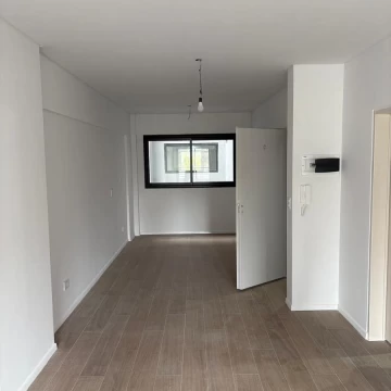 Oficina con balcón al contrafrente, frente al Hospital Italiano · 42 m² · Almagro