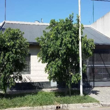 Casa  en Venta en Villa Luzuriaga 3 AMBIENTES CON GGE , FONDO LIBRE PARQUIZADO , APTO CREDITO!!