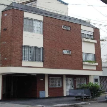 Depto. 2 amb 2° piso por escalera contrafrente s / balcon con terraza propia en venta y alquiler