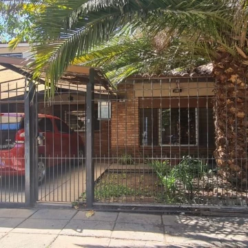 CASA TIPO CHALET DE 5 AMB CON  JARDIN,FONDO,QUINCHO, 3 BAÑOS EN 2 PLANTAS, SOBRE LOTE DE 8 24 M