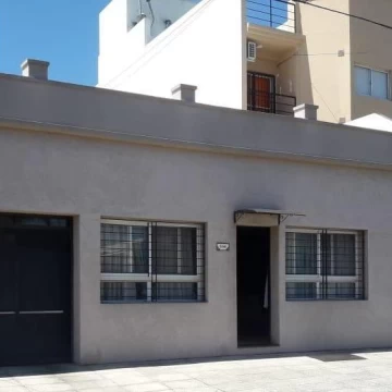 Casa en PB estilo minimalista 4 amcon 2 baños , cochera cubierta y pasante fondo lote 10.39 x 45 mts