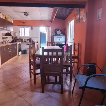 CASA  3 AMB. GGE PASANTE ,  HERMOSO QUINCHO, PARRILLA FONDO , HORNO DE BARRO, POSIBL.  NEGOCIO