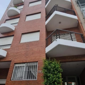 Departamento de 4 ambiente , 1/2 av de mayo. al frente con balcón, y cochera y baulera