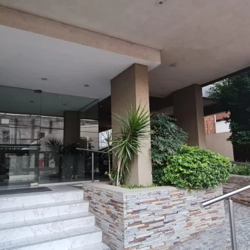 Departamento de 3 amb al frente, en edificio de categoría y con cochera cubierta.Ramos mejia  Norte.