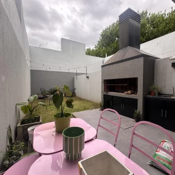 VENTA DE CASA 5 AMBIENTES EN OLIVOS PATIO PARRILLA