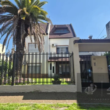 CASA ESTILO CHALET COBRE LOTE 12X 30MTS, DE 5 AMBIENTES MAS PLAY ROOM , GGE PARA 6 AUTOS