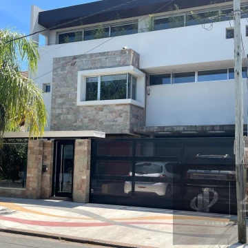 Casa estilo minimalista sobre lote 12x 30 5 ambientes cochera fondo libre pileta y parrilla