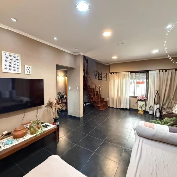 TOMA DEPTO. EN PAGO - Casa en venta de 5 ambientes con dos cocheras - José León Suárez