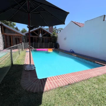 Casa en Venta zona colegio Lasalle 3 dor. pileta, quincho, cochera 2 autos