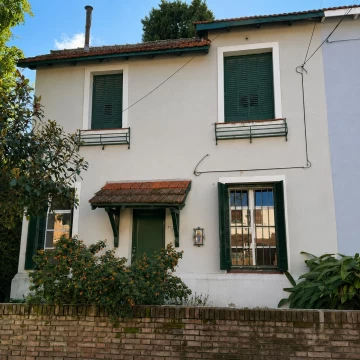 Casa inglesa de 4 ambientes con jardín en alquiler en Barrio Rawson – Agronomía