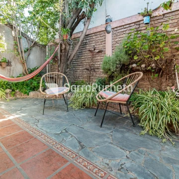 Venta casa 4 ambientes con patio, parrila y cochera en Villa Luzuriaga.
