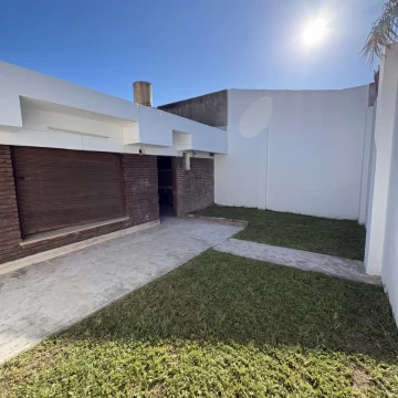 Casa de 2 dormitorios a reciclar con jardín en venta en Rosario - Zona sur