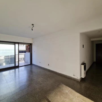 Departamento 2 DORMITORIOS y balcón al frente en Esq. 12 y 47