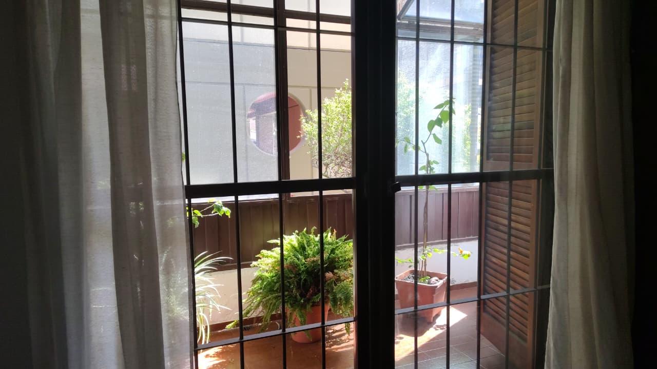 Dormitorio con acceso a balcón cerrado