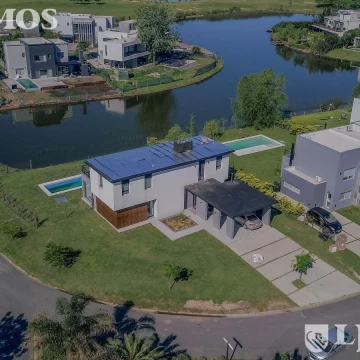 Casa en Venta con renta a la Laguna Barrio Islas El Canton A Estrenar