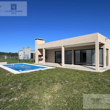 CASA ESTILO MINIMALISTA EN EL BARRIO EL ENSUEÑO