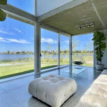 Retasada Casa en Naudir al lago central en venta - Con diseño, hormigon visto, piscina