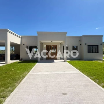 Casa en venta 5 ambientes Everinks con fondo al golf