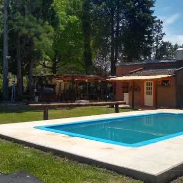 Venta casa 3 ambientes con pileta, en lote de 730m2, calle G. De La Vega, Parque Sakura