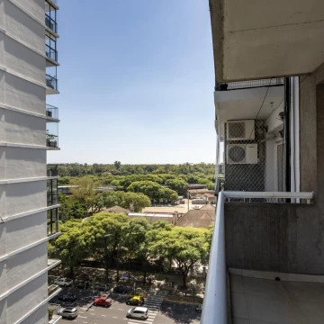 Alquiler monoambiente, terraza propia con parrilla - Gorostiaga y Libertador