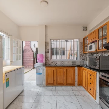 Casa en venta de 4 ambientes con jardín y cochera en Ciudadela