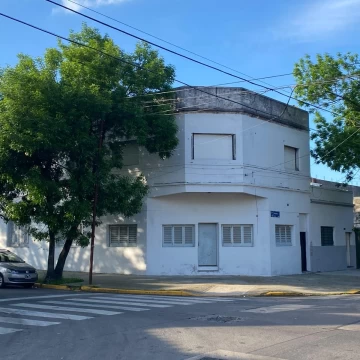 Venta Esquina con 5 unidades armadas tipo PH y terraza, a refaccionar Mataderos