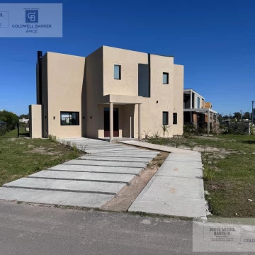 CASA MODERNA A LA LAGUNA EN EL BARRIO EL ENSUEÑO