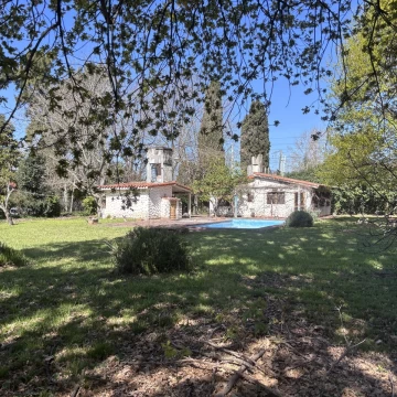 Venta Casa en Pilar con Pileta sobre lote de 2000 mts