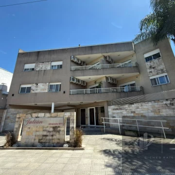 Amplio 2 amb en Ramos Mejia con cochera y terraza privada