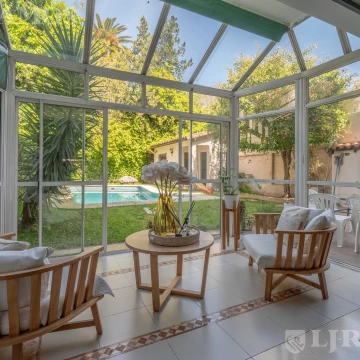 Casa 5 ambientes Vicente López, con pileta, galeria y 2 dos cocheras