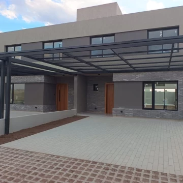 Duplex en Venta tres dormitorios en Quebradas de Manantiales 
