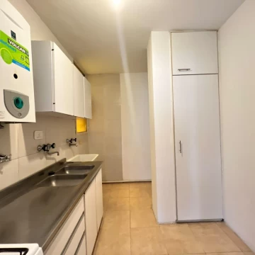 Alquiler Departamento Rosario 2 Dormitorios Balcon Frente San Lorenzo y España Cocina Separada