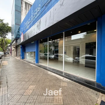 Amplio local con gran vidriera a la calle en Pichincha