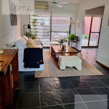 Alquiler Duplex en San Isidro -  3 dormitorios, 1 en suite, jardín y cochera