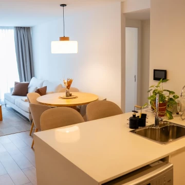 Departamento de 3 ambientes amoblado, con cochera